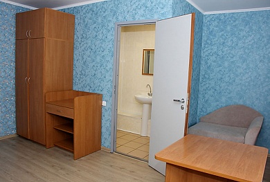 комната отдыха № 1, одноместная (санузел, душевая кабина на этаже, телевизор, холодильник, кондиционер), стоимость 45 руб.  за сутки