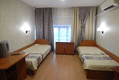 комната отдыха стандартная двухместная (санузел на этаже, душевая кабина на этаже, телевизор, кондиционер), стоимость за одно место: 30 руб. 70 коп. за сутки