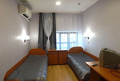 комната отдыха стандартная двухместная (санузел на этаже, душевая кабина на этаже, телевизор, кондиционер), стоимость за одно место: 38 руб.за сутки